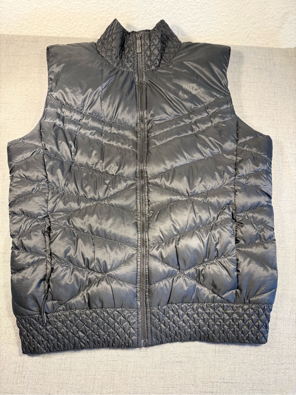 Nike Women 550 Down Fill Chevron Quilted Puffer Vest Black Size Large⁠